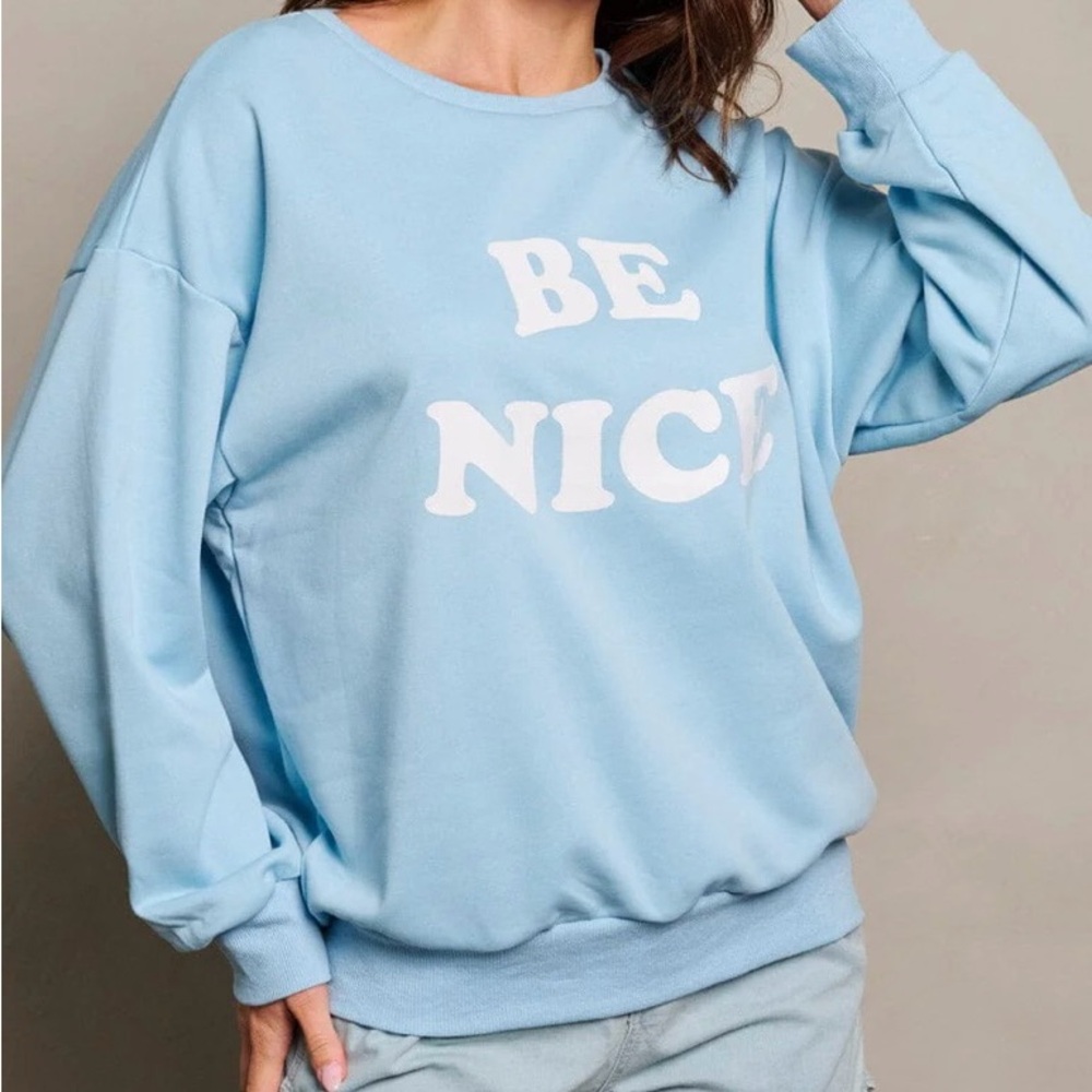 WOMEN'S LONG SLEEVE BE NICE PRINT GRAPHIC PULLOVER SWEATER IN ICE BLUE